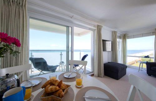 East Wittering Apartment | High-End Beachfront Getaway Sea View King Bed