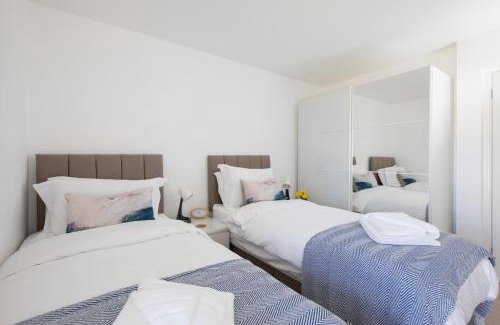 East Wittering Apartment | High-End Beachfront Getaway Sea View King Bed