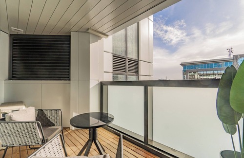 Epsom Apartment | High End Centrally located apartment with carpark