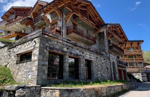 Les Almes Ski Chalet | High-end chalet of 400 m² with indoor swimming pool, exceptional view.