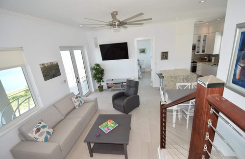 Governor's Harbour House | High-End Home- Top location-Large Pool, Generator, Snorkel-Cliff Jump-Kayak-SUP