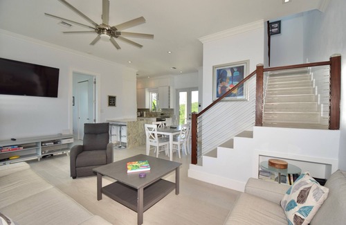 Governor's Harbour House | High-End Home- Top location-Large Pool, Generator, Snorkel-Cliff Jump-Kayak-SUP