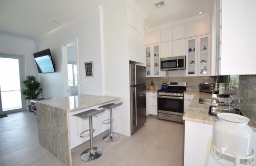 Governor's Harbour House | High-End Home- Top location-Large Pool, Generator, Snorkel-Cliff Jump-Kayak-SUP