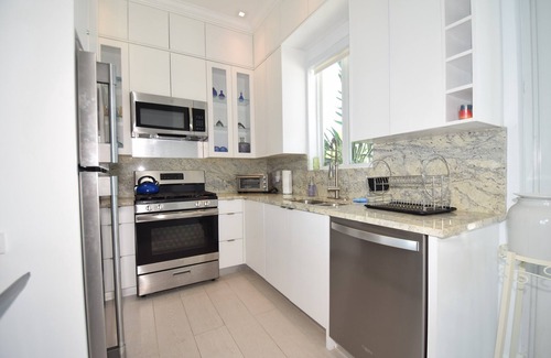 Governor's Harbour House | High-End Home- Top location-Large Pool, Generator, Snorkel-Cliff Jump-Kayak-SUP