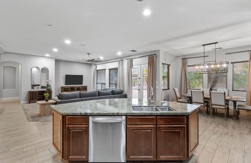 Chandler House | High End Home w/Heated & Cooled Pool, Fire Pit, Game Room and Golf Nearby