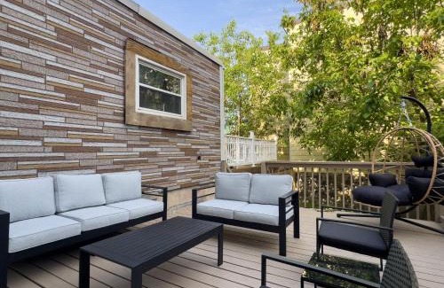 The Heights Apartment | High-end House with 2 FREE Park Spots, rooftop NYC views and backyard with deck, 6BRs, 2FLs plus bsmt, 11 beds, 3 bath, Sleep 19, 20 PERCENT OFF