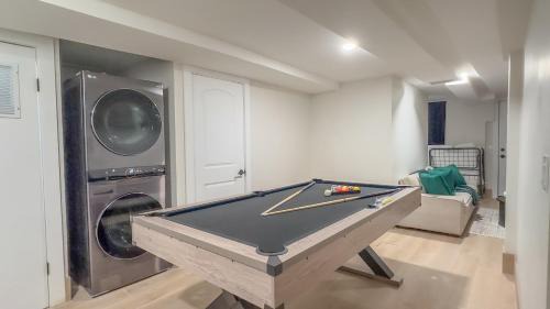 The Heights Apartment | High-end House with 2 FREE Park Spots, rooftop NYC views and backyard with deck, 6BRs, 2FLs plus bsmt, 11 beds, 3 bath, Sleep 19, 20 PERCENT OFF