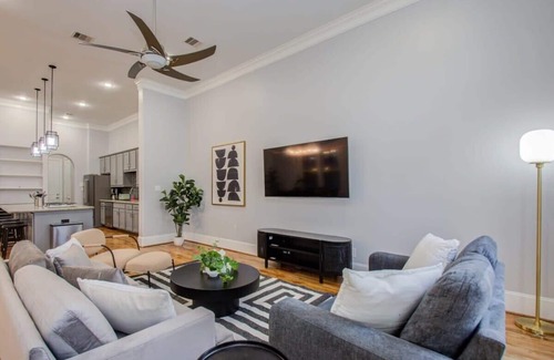 Washington Ave./ Memorial Park House | High End In The Center - Mins to Downtown w Pool