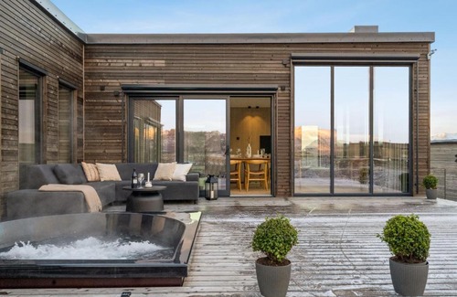 Vagan House | High-End Lodge in Lyngvar Resort, jacuzzi & sauna