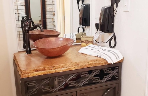 Western Division Apartment | High End Loft Fully Decorated 2 Beds #4