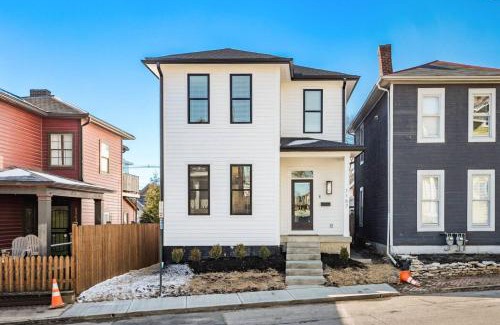 Italian Village House | High End New Build, Rooftop Hot Tub, City Views