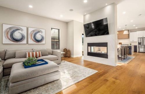 Italian Village House | High End New Build, Rooftop Hot Tub, City Views