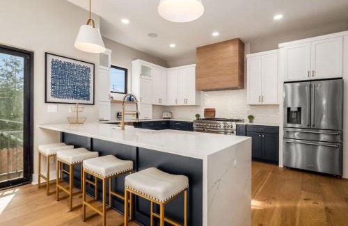Italian Village House | High End New Build, Rooftop Hot Tub, City Views