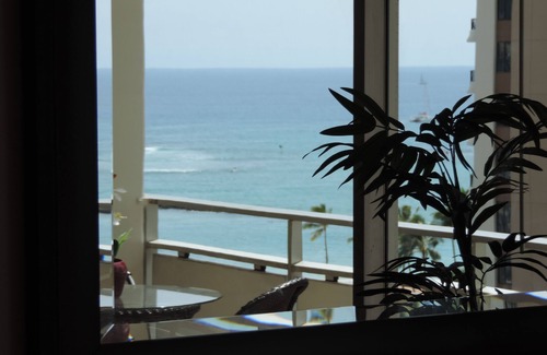 Waikiki Condo | High-end Renovations! Gorgeous, Oceanview, Oceanfront Luxury Suite!