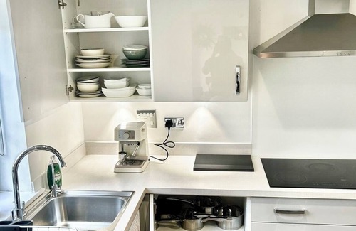 Ebbsfleet Valley House | High end Spacious 4 Bedroom - free parking and free WiFi/Big Garden