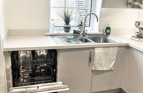 Ebbsfleet Valley House | High end Spacious 4 Bedroom - free parking and free WiFi/Big Garden