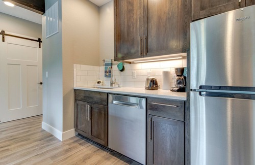 McMinnville Apartment | High-end studio with gas fireplace, WiFi, central AC - near restaurants/wineries