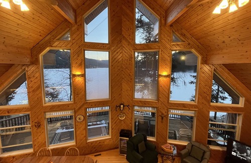 East Kootenay House | High-end three-level 3,000 sq ft home boasts 150 ft of private beachfront.
