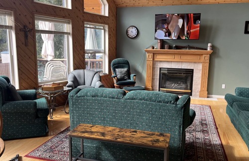 East Kootenay House | High-end three-level 3,000 sq ft home boasts 150 ft of private beachfront.