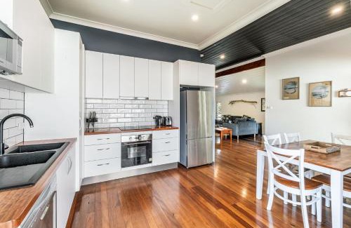 Yamba House | High Fives - In The Heart of Town and Pet Friendly