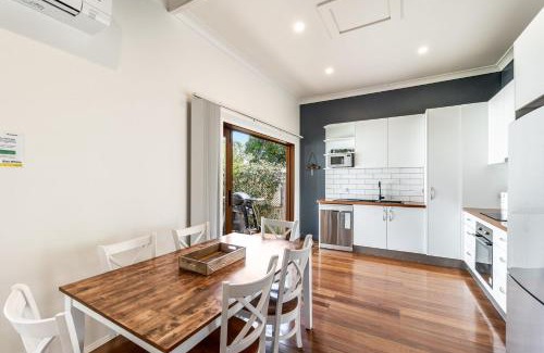 Yamba House | High Fives - In The Heart of Town and Pet Friendly