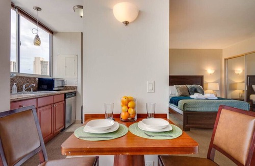 Diamond Head - Kapahulu - St. Louis Condo | High Floor 1 BR with in Unit Washer Dryer in Waikiki, Tandem Parking Included, Close to Beach