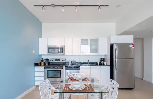 North Beach Apartment | High Floor Apt w Direct Ocean View | Beach Access + Private Balcony