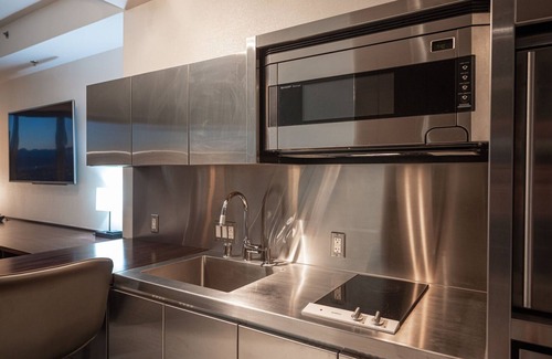 Las Vegas Apartment | High Floor Studio Strip View w/Open Balcony at Palms Place
