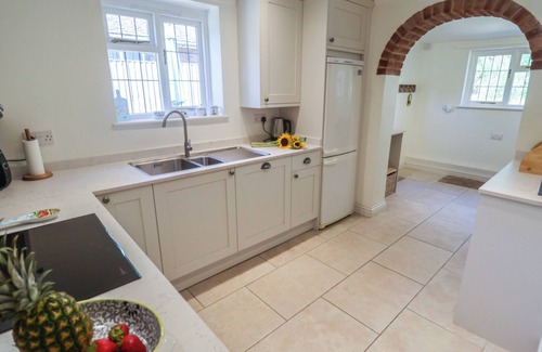 Reydon Cottage | HIGH GROUND, REYDON, pet friendly, with open fire in Reydon