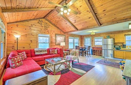 East Windham House | High Peak Heaven Cozy Log Cabin on 1 Acre!