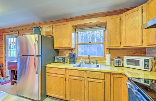 East Windham House | High Peak Heaven Cozy Log Cabin on 1 Acre!