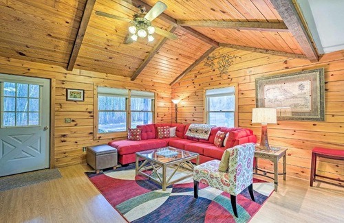 East Windham House | High Peak Heaven Cozy Log Cabin on 1 Acre!