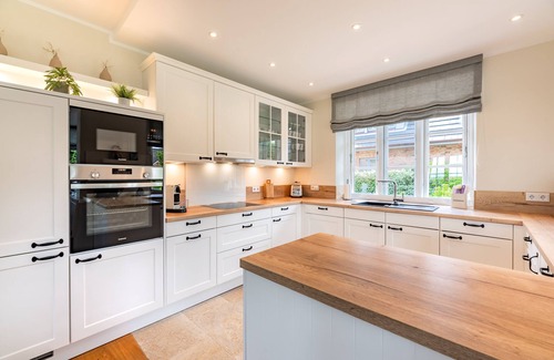 Midlum House | High-quality furnished semi-detached house with sauna, fireplace, garden and beach chair