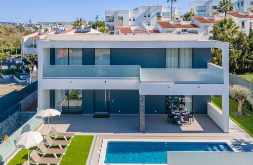Guia Villa | High-quality villa with pool, AC and games room.