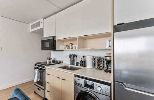 People's Freeway Apartment | High Rise 11th Floor City Views Free Pkg, Gym