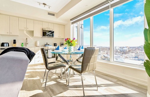 Kitchener Apartment | High Rise 1BR Building w Gorgeous Views
