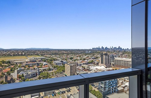 Moonee Ponds Apartment | High-Rise Balcony Unit with City Views, Gym, Pool