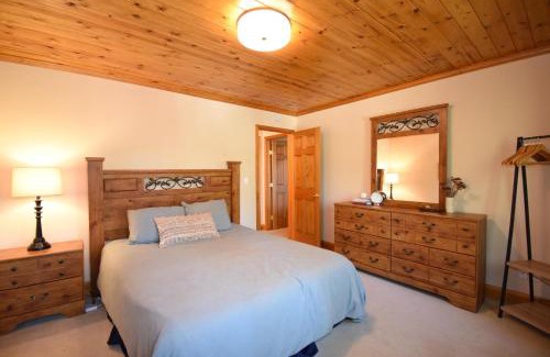 Country Club Estates House | High Sierra Escape - Cozy, Spacious Mountain Home