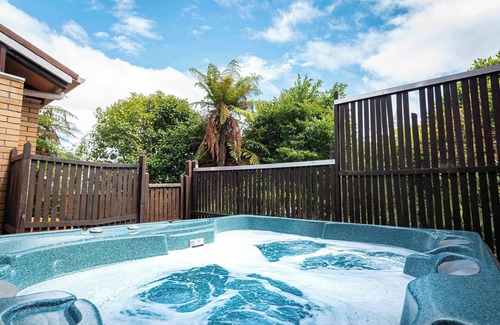 Lynmore House | Highfield on High | Super Stylish with Spa Pool