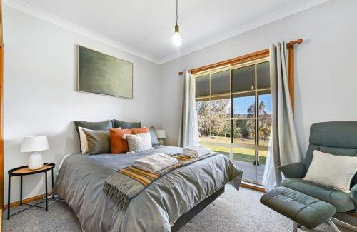 Robin Hill House | Highfields - Rural Entertainer with Valley Views