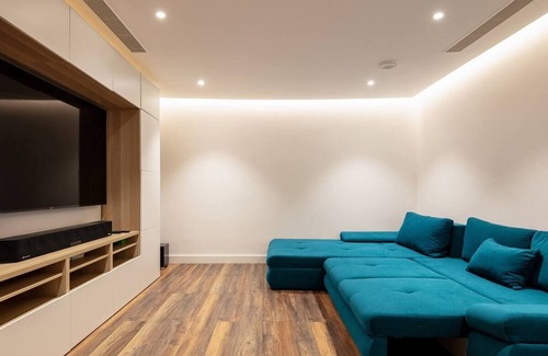 Highgate House | Highgate - Luxury 4-Bedroom Spacious House with Indoor Pool