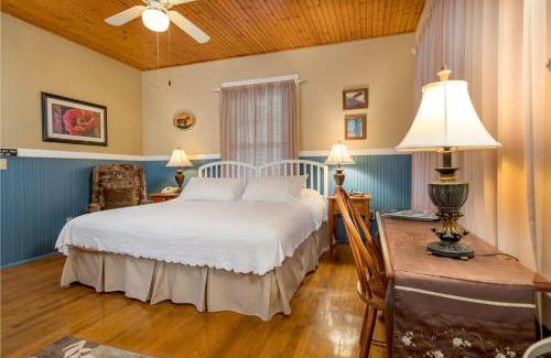 Flat Rock Hotel | Highland Lake Inn & Resort - Flat Rock