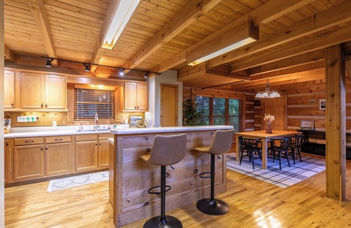 Deep Gap Cabin | Highlander Cabin - Cozy family cabin near Boone!