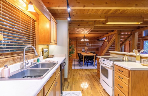 Deep Gap Cabin | Highlander Cabin - Cozy family cabin near Boone!