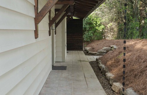 Highlands House | Highlands! Amazing Location, Enjoy Comfort, Style & Dog Friendly!