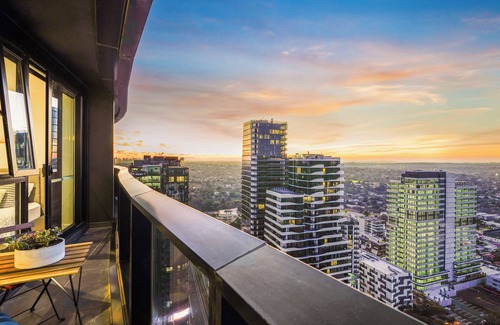 Box Hill Apartment | Highrise Skyline Spectacular View Luxury 2B2B1P