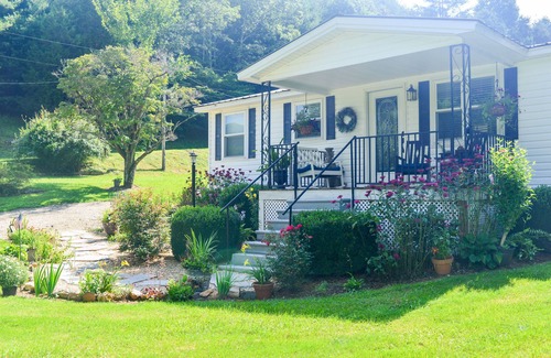 Hiawassee House | Hightower Haven, Romantic Getaway, Creek, Mountain View, Cozy Cottage, Fire pit