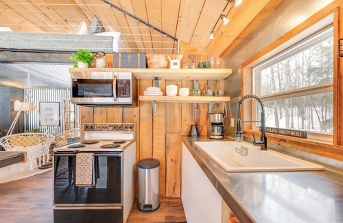 Woodsville Cabin | Hike, Fish & Boat: Waterfront Cabin in Ryegate!