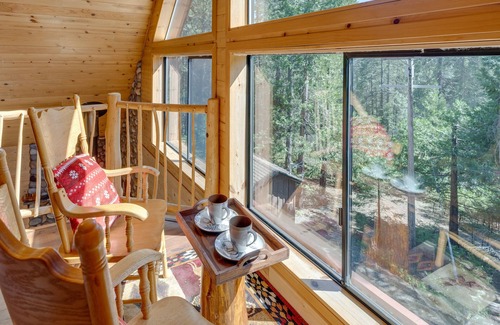 Croft Cabin | Hike, Ski & Unwind: Cabin w/Hot Tub in Pioneer!