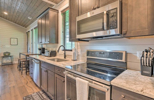 Glenville Cottage | Hike to Waterfalls: Chinquapin Mountain Retreat
